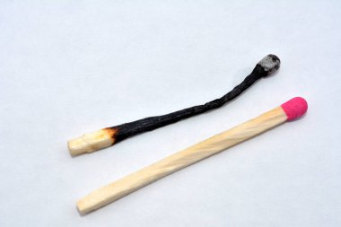 İki kibrit, biri bütün, diğeri yanmış. Kibrit örneğinde profesyonel tükenme kavramı.