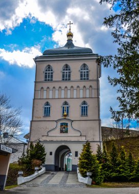 Derman.Ostroh. Ukrayna. 24 Mart 2023. Prens Kostiantyn Ostrozkoho zamanının antik manastırının çan kulesi. Bir mimari anıt..