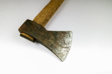 Beyaz arka planda tahta saplı geleneksel balta. Marangoz aletleri. Beyaz arka planda tahta saplı geleneksel balta..