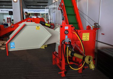 Lviv, Ukrayna. 24 Aralık 2023.Modern traktör destekli bir dal öğütücü. Ukraynalı üreticilerin ürünleri. Bahçe ve orman için Arpal marka ağaç öğütücü..