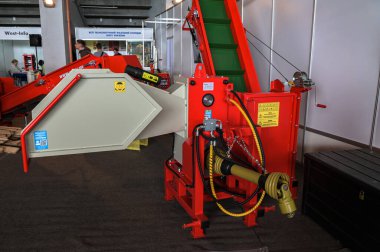 Lviv, Ukrayna. 24 Aralık 2023.Modern traktör destekli bir dal öğütücü. Ukraynalı üreticilerin ürünleri. Bahçe ve orman için Arpal marka ağaç öğütücü..