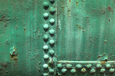 Eski bir uçak tarafının yakın çekimi yeşile boyanmış. Askeri bir geçmişi var. Bir uçak gövdesinin eski metal yüzeyi .