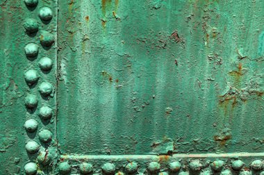 Eski bir uçak tarafının yakın çekimi yeşile boyanmış. Askeri bir geçmişi var. Bir uçak gövdesinin eski metal yüzeyi .