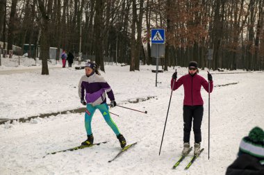 Lviv, Ukrayna. 8 Şubat 2024 Kayak yarışındaki genç kızlar. Kar dağlarında eğlenen mutlu kızlar.