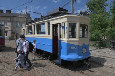 Lviv, Ukrayna. 4 Haziran 2023 'te Lviv' deki en eski tramvay sergisi Sanok SW1 1909 'da Polonya' nın Sanok kentinde inşa edildi..