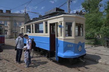 Lviv, Ukrayna. 4 Haziran 2023 'te Lviv' deki en eski tramvay sergisi Sanok SW1 1909 'da Polonya' nın Sanok kentinde inşa edildi..