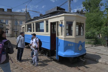 Lviv, Ukrayna. 4 Haziran 2023 'te Lviv' deki en eski tramvay sergisi Sanok SW1 1909 'da Polonya' nın Sanok kentinde inşa edildi..