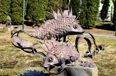 Rivne, Ukrayna - 4 Mayıs 2023: sahte heykeller sokağı. Güzel metal heykel 