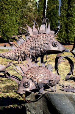 Rivne, Ukrayna - 4 Mayıs 2023: sahte heykeller sokağı. Güzel metal heykel 