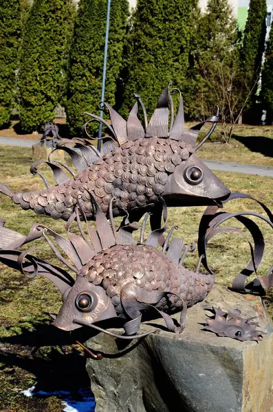 Rivne, Ukrayna - 4 Mayıs 2023: sahte heykeller sokağı. Güzel metal heykel 
