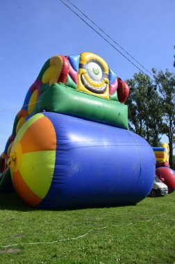 Panoramik manzara oyun parkında büyük, şişme kale labirenti.