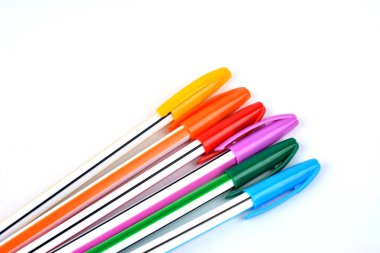 Tükenmez kalemlerin çok renkli görüntüsünü kapat. Tükenmez kalemler. Kulp seçimi. Renkli kalemler. Yazmak için mürekkep kalemleri. Kalemler not defterinin sayfasında. Ofis kırtasiyesi kavramı.