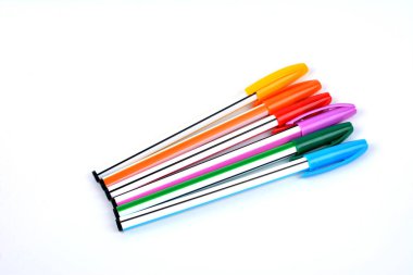 Tükenmez kalemlerin çok renkli görüntüsünü kapat. Tükenmez kalemler. Kulp seçimi. Renkli kalemler. Yazmak için mürekkep kalemleri. Kalemler not defterinin sayfasında. Ofis kırtasiyesi kavramı.