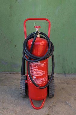 Tramvay tekerleklerinde büyük kırmızı barut yangın söndürücü. Yangın koruma ekipmanları
