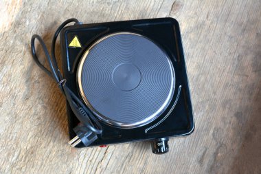 Lviv, Ukrayna. 16 Mart 2024 Elektrikli soba. Ayrıntılar ve siyah karoların yakın plan görüntüleri.