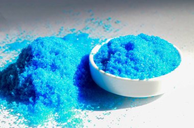 Kuprik sülfat beyaz izole. Parlak, mavi Bakır sülfat, Cuso4, mavi sülfatı veya göztaşı olarak da bilinir. Tuz, algicide havai fişek için yüzme havuzları ve kristalleri büyümek için okul olarak kullanılır.