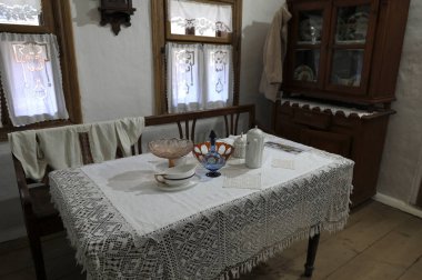 Lviv, Ukrayna. 21 Mart 2024. Eski odanın içi açık renkli. Masada bir sürü klasik cam var..