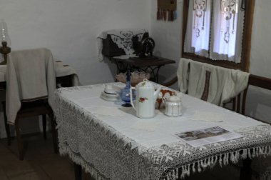 Lviv, Ukrayna. 21 Mart 2024. Eski odanın içi açık renkli. Masada bir sürü klasik cam var..