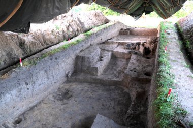Ormanda arkeolojik kazı. Arkeolog tarafından bir arkeoloji sahasında kazılmış büyük bir talan çukuru. Yasal tarihi kazılar. Miras kavramları.