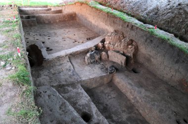 Ormanda arkeolojik kazı. Arkeolog tarafından bir arkeoloji sahasında kazılmış büyük bir talan çukuru. Yasal tarihi kazılar. Miras kavramları.