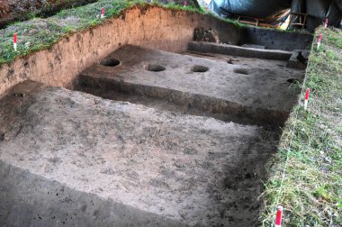 Ormanda arkeolojik kazı. Arkeolog tarafından bir arkeoloji sahasında kazılmış büyük bir talan çukuru. Yasal tarihi kazılar. Miras kavramları.