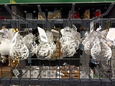 Noel ağacı ve Yeni Yıl için çok sayıda parlak renkli süslemeler sunuluyor..