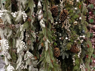 Lviv, Ukrayna. 10 Kasım 2024 'te çeşitli renkli Noel dekorları şenlikli bir mağazada satışa sunuldu. Yapay Noel ağaçları ve köknar ağaçları.