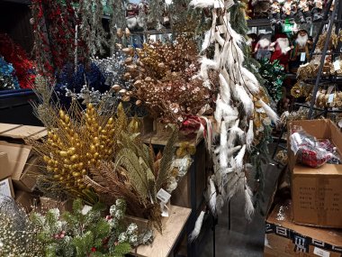 Lviv, Ukrayna. 10 Kasım 2024 'te çeşitli renkli Noel dekorları şenlikli bir mağazada satışa sunuldu. Yapay Noel ağaçları ve köknar ağaçları.