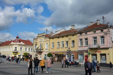 Drohobych. Lviv bölgesi, Ukrayna. 27 Eylül 2023. Rynok Meydanı ve yanındaki evler. Birçok insan şehrin sokaklarında dinleniyor..