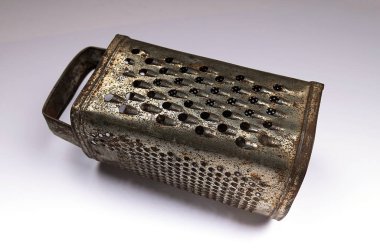 Eski bir metal mutfak rendesi eski moda ve talep görmüyor..