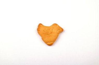 Geleneksel tatlı kurabiyeler kuş şeklinde ve şeklinde yapılır. Kurabiyeler beyaz arka planda izole edilmiş..