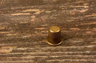 Geçmişi bulanık eski bir demir yüksüğün ayrıntıları