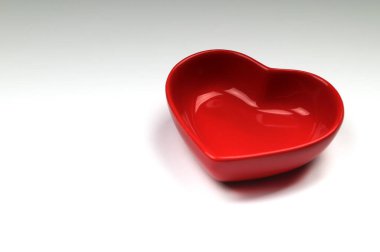 Şenlik masası için küçük kalp şeklindeki kaseler.
