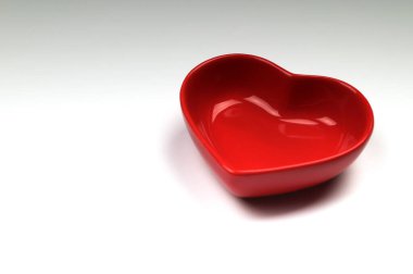 Şenlik masası için küçük kalp şeklindeki kaseler.