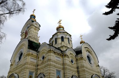 Rivne, Ukrayna. 15 Şubat 2025. Rivne 'nin merkezindeki Ukrayna Ortodoks Kilisesi' nin Kutsal Diriliş Katedrali. Katedral Sovyet döneminde bir ateizm müzesiydi.