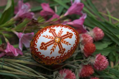 Ukrayna. Sheptytskyi (eski adıyla Chervonohad) kasabası. 24 Şubat 2025. Balmumu boyama teknikleriyle yapılan geleneksel Ukrayna Paskalya yumurtası. Paskalya yumurtası Taras Horodetsky (1964 - 2006).