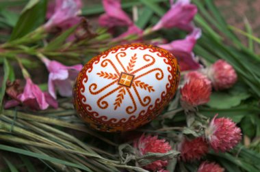 Ukrayna. Sheptytskyi (eski adıyla Chervonohad) kasabası. 24 Şubat 2025. Balmumu boyama teknikleriyle yapılan geleneksel Ukrayna Paskalya yumurtası. Paskalya yumurtası Taras Horodetsky (1964 - 2006).