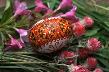 Ukrayna. Sheptytskyi (eski adıyla Chervonohad) kasabası. 24 Şubat 2025. Balmumu boyama teknikleriyle yapılan geleneksel Ukrayna Paskalya yumurtası. Paskalya yumurtası Taras Horodetsky (1964 - 2006).