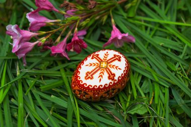 Ukrayna. Sheptytskyi (eski adıyla Chervonohad) kasabası. 24 Şubat 2025. Balmumu boyama teknikleriyle yapılan geleneksel Ukrayna Paskalya yumurtası. Paskalya yumurtası Taras Horodetsky (1964 - 2006).