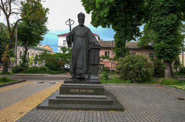 Ternopil.Ukrayna. 24 Ağustos 2024. Katedralin yakınındaki Josyf Slipyj anıtı.