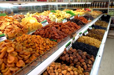 Özbek pazarında kurutulmuş meyve ve fındık. Ceviz, kayısı ve diğer kurutulmuş meyveler..