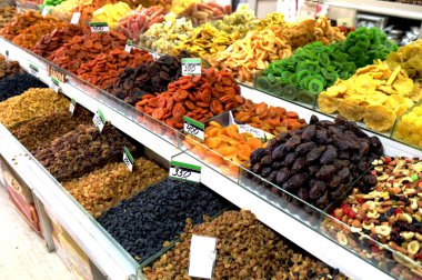 Özbek pazarında kurutulmuş meyve ve fındık. Ceviz, kayısı ve diğer kurutulmuş meyveler..