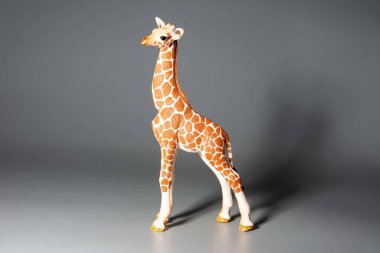 Schleich oyuncak zürafa figürü. Detaylı bir şablona sahip oyuncak bir zürafa figürü..