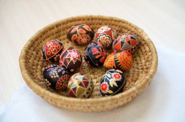 Paskalya yumurtalı sepet manzarası. Ahşap bir kasede geleneksel Ukrayna Paskalya süslemesi ile boyanmış renkli Paskalya yumurtaları..