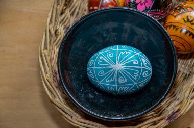 Paskalya arkaplanında jöleli, çikolatalı ve yumurtalı bir Paskalya pastası var. Paskalya tebrik kartı, reklam, promosyon veya poster için ideal, canlı bir kompozisyon ve