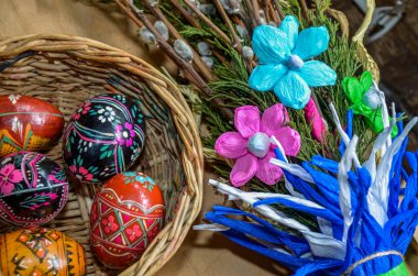 Paskalya arkaplanında jöleli, çikolatalı ve yumurtalı bir Paskalya pastası var. Paskalya tebrik kartı, reklam, promosyon veya poster için ideal, canlı bir kompozisyon ve