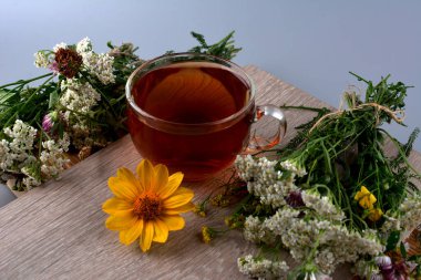 Çarkıfelek çiçekli bitkisel çay (passiflora) ve kırsal arka planda kenevir yaprağı. Rahatlatıcı doğal ilaç. CBD cannabioidleri küçük miktarlarda fiziksel ve zihinsel sağlık için sağlıklıdır.