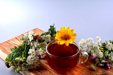 Çarkıfelek çiçekli bitkisel çay (passiflora) ve kırsal arka planda kenevir yaprağı. Rahatlatıcı doğal ilaç. CBD cannabioidleri küçük miktarlarda fiziksel ve zihinsel sağlık için sağlıklıdır.