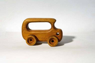 El yapımı küçük ahşap oyuncak araba. Bu araba basit ama büyüleyici bir tasarıma sahiptir ve doğal ahşaptan yapılmıştır. Bu oyuncak çocukların yaratıcı oyunları için mükemmel.
