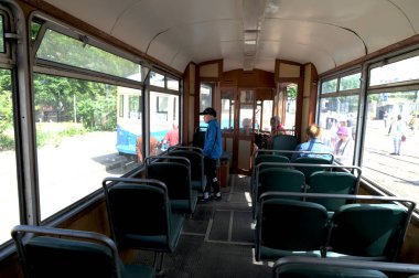 Lviv. Ukrayna. 24 Ağustos 2024, Gotha T2-62 tramvayının yolcu bölümü Lviv Nakliye Deposu 'ndaki eski tramvay sergisinde..